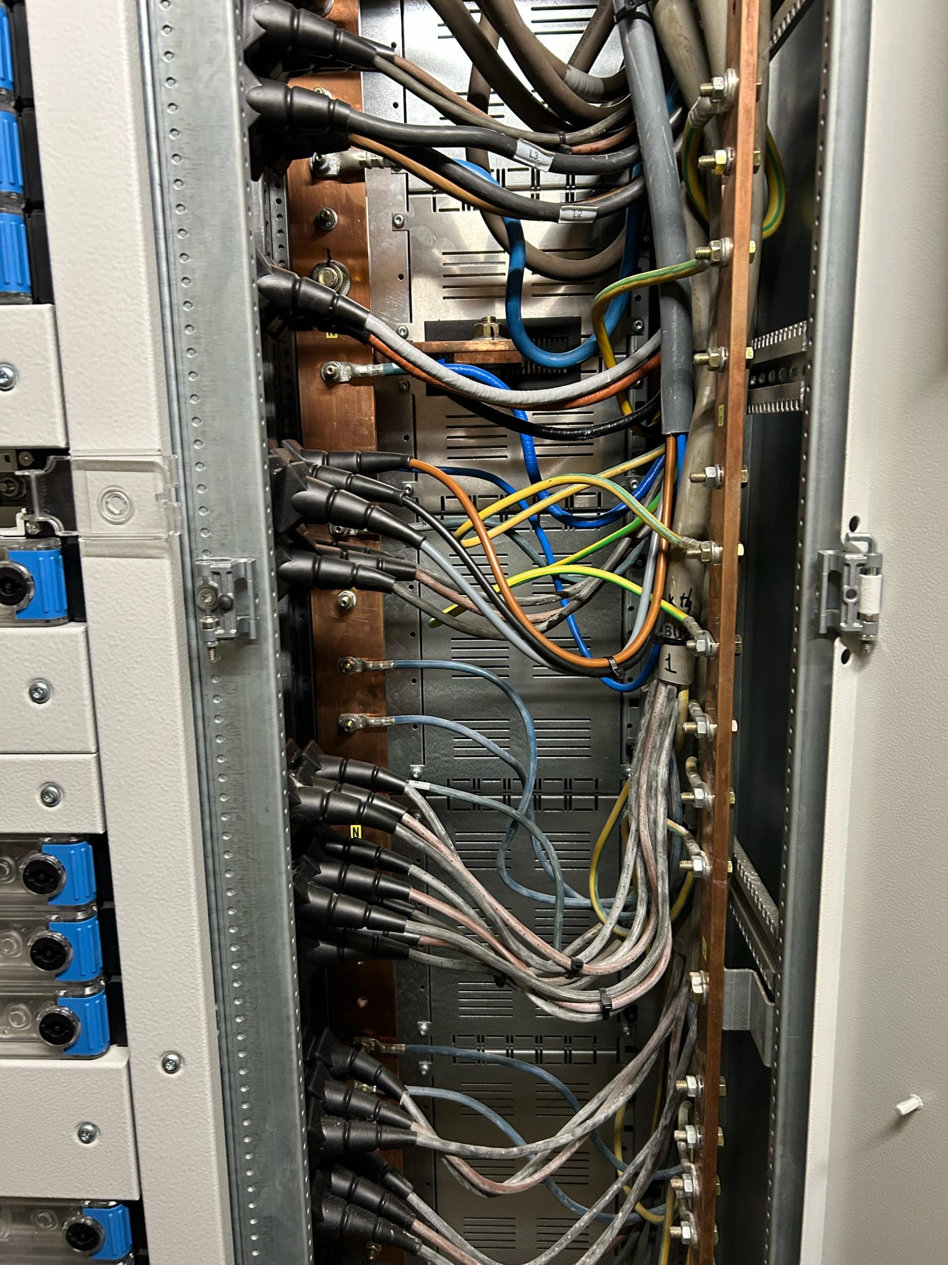 Aansluiting van de onderverdeler in de hoofdverdeler